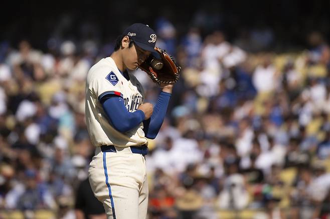 1회 투구 도중 피치콤을 통해 사인을 교화하고 있는 오타니 쇼헤이. AP연합뉴스