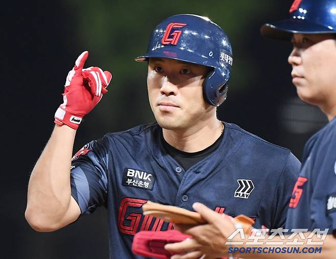 6일 광주 기아 챔피언스필드에서 열린 롯데-KIA전. 9회초에도 안타를 치며 5타수 4안타를 기록한 전준우가 기뻐하고 있다. 광주=정재근 기자 cjg@sportschosun.com/2025.7.6/