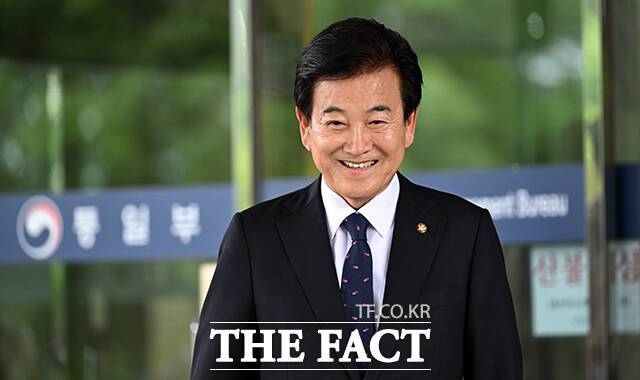 통일부의 명칭 변경이 필요하다는 입장과 '통일'을 지우는 것이 헌법에 어긋난다는 비판이 맞서면서 논쟁이 거세지고 있다. 사진은 정동영 통일부 장관 후보자가 지난달 24일 오후 서울 종로구 통일부 남북관계관리단에 마련된 인사 청문 준비 사무실로 출근한 모습. /임영무 기자