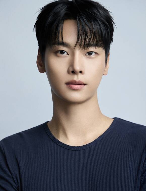 배우 차학연이 최근 서울 강남구 한 카페에서 <더팩트>와 만나 MBC 금토드라마 '노무사 노무진'과 관련된 이야기를 나눴다. /51K