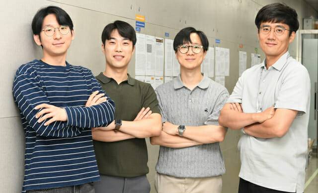 한국표준과학연구원 길이형상측정그룹 연구팀이 세계 최고 수준의 길이측정 시스템을 개발했다. 왼쪽에서 세번째가 연구책임자인 장윤수 선임연구원.(사진=KRISS)