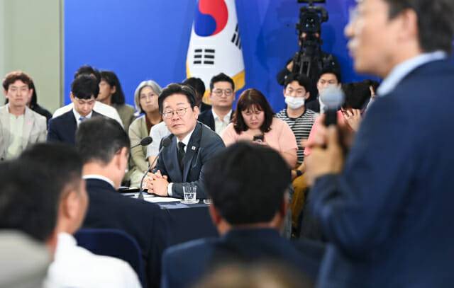 이재명 대통령이 지난 4일 대전타운홀 미팅에서 청중 질문을 듣고 있다. (사진=한국사진기자협회 대전충남지회)