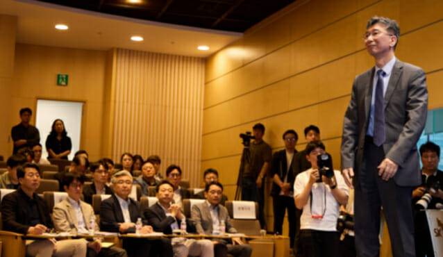 이종현 SK텔레콤 CISO(맨 오른쪽).가 행사장에서 이야기를 하고 있다.