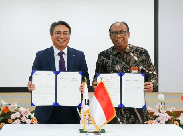 김현철 KTR 원장(왼쪽)이 와휴 푸르보와시토 인도네시아 BSN 부청장과 협력체계 구축을 위한 업무협약을 체결한 후 협약서를 들어보이고 있다.