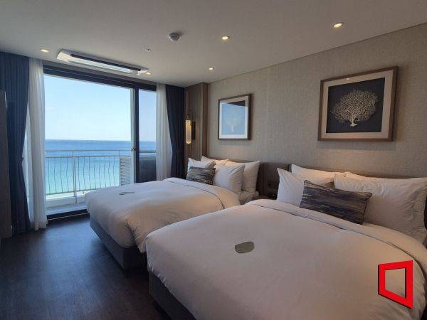 노블리안 스취트 객실은 방 2개, 리빙&다이닝, 개별 테라스, 욕실 2개로 구성됐다. 가장 큰 방 모습.