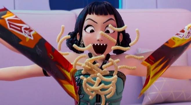 플릭스 '케이팝 데몬 헌터스' 속 헌트릭스 멤버 조이가 새우깡과 비슷한 모양의 과자를 뜯는 모습. 넷플릭스