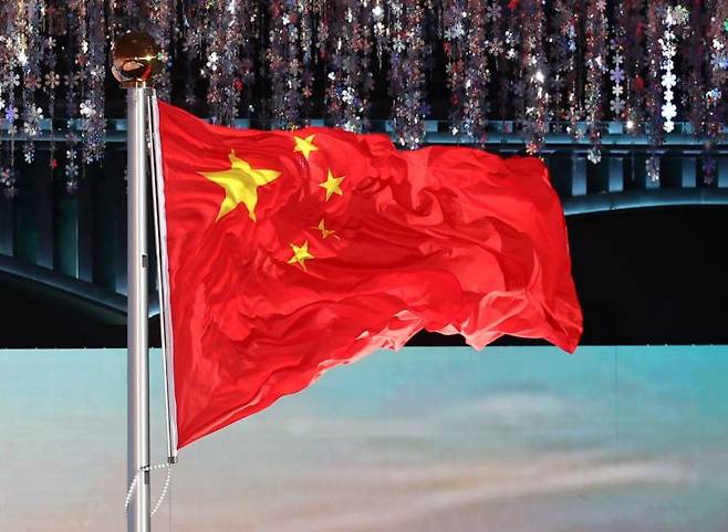 개회식장에 게양되는 오성홍기    (하얼빈=연합뉴스) 서대연 기자 = 7일 중국 하얼빈 국제 컨벤션 전시 스포츠센터에서 열린 제9회 하얼빈 동계아시안게임 개회식에서 개최국 중국의 국기인 오성홍기가 게양되고 있다. 2025.2.7    dwise@yna.co.kr(끝)＜저작권자(c) 연합뉴스, 무단 전재-재배포, AI 학습 및 활용 금지＞