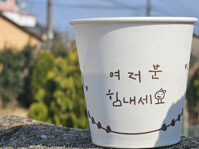 민생회복지원금 21일부터 신청...전국민 15~45만 원=정부가 이달 21일부터 전 국민에게 1차로 최대 45만 원 상당의 민생회복 소비쿠폰(민생회복 지원금)을 지급한다. 이재명 정부의 첫 민생회복 지원금 신청과 지급이 9월 12일까지 8주간 이뤄진다. 민생회복 소비쿠폰은 11월 30일까지 약 4개월간 사용할 수 있으며, 기간 내에 사용하지 않은 잔액은 국가와 지방자치단체로 환수될 예정이다.ⓒbnt뉴스