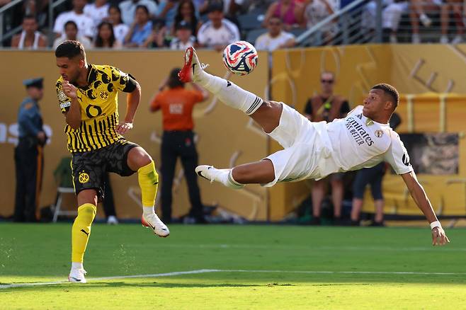 스페인 레알 마드리드 공격수 킬리안 음바페(오른쪽)가 5일 독일 도르트문트와의 FIFA 클럽월드컵 8강전에서 팀의 세 번째 득점을 올리고 있다./AFP 연합뉴스