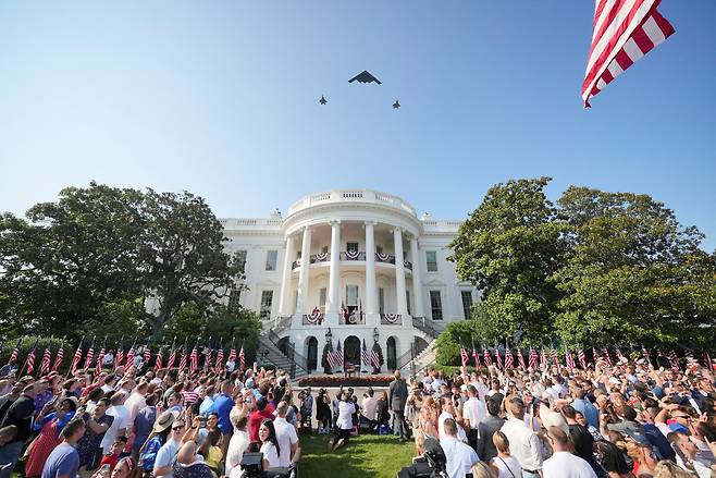 지난 4일 미 워싱턴 백악관 상공을 비행 중인 B-2 폭격기 비행 편대. /로이터 연합뉴스