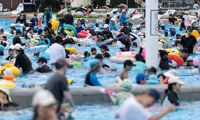 무더운 날씨가 이어지고 있는 6일 오후 서울 광진구 뚝섬 한강공원 수영장이 북적이고 있다. /뉴스1