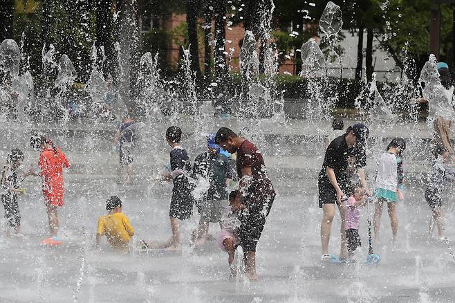 절기상 소서(小暑)를 하루 앞둔 6일 오후 대구 달서구 와룡공원 바닥분수에서 시민들이 물놀이를 즐기며 무더위를 식히고 있다. /뉴스1