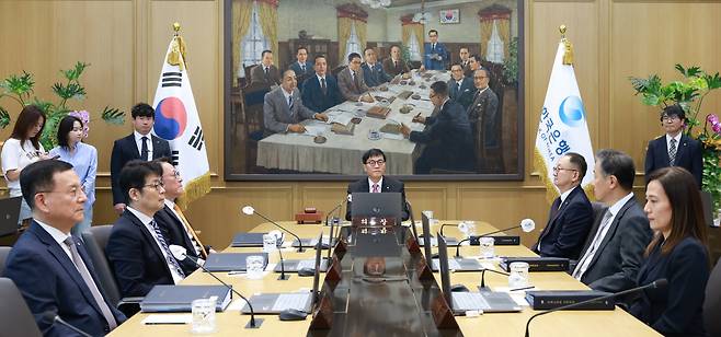 이창용 한국은행 총재가 지난 5월 29일 서울 중구 한국은행에서 열린 금융통화위원회를 주재하고 있다. /뉴스1
