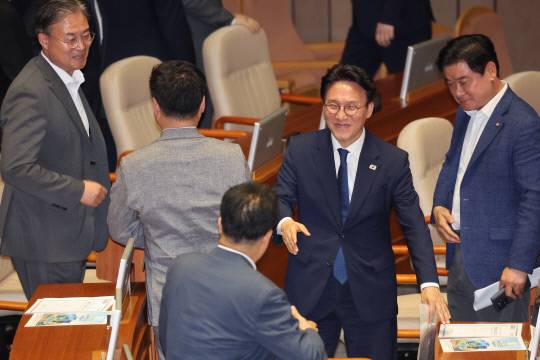 김민석 국무총리가 지난 4일 추가경정예산안 통과 후 국회 본회의장을 나서며 의원들과 인사하고 있다. 연합뉴스