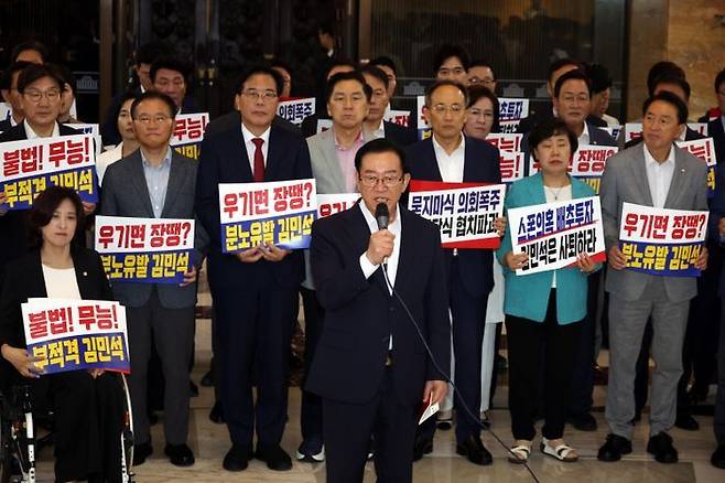 국무총리 후보자 인사청문회 위원장인 이종배 국민의힘 의원이 지난 3일 오후 서울 여의도 국회 로텐더홀에서 열린 '김민석 총리 후보자 임명 강행' 규탄대회에서 발언을 하고 있다. ⓒ 뉴시스