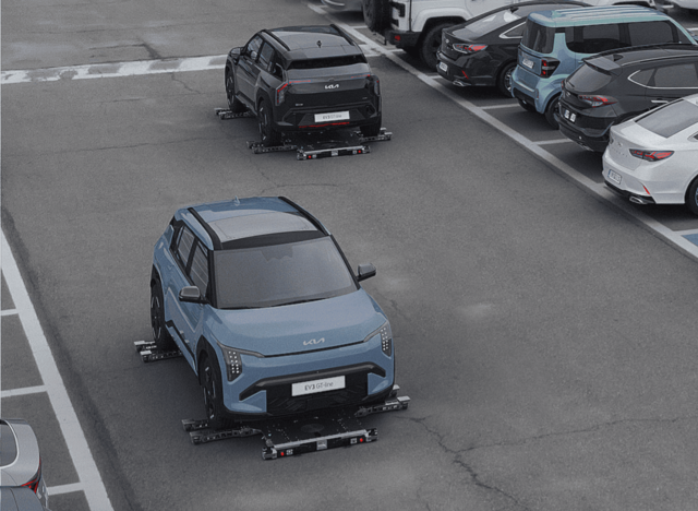 기아가 작년 10월 공개한 주차 로봇이 자동으로 EV3를 주차해 주는 '기아 EV3 발레 파킹 기술PR' 영상 캡쳐. [현대자동차그룹 제공]