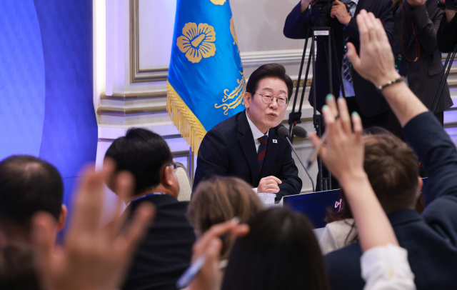 이재명 대통령이 3일 청와대 영빈관에서 열린 ‘대통령의 30일, 언론이 묻고 국민에게 답하다’ 기자회견에서 외신 기자의 질문을 받고 있다. 연합뉴스