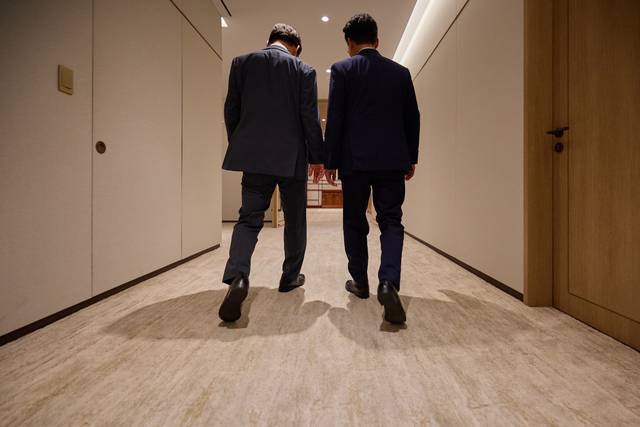 이재명 대통령이 4일 서울 용산 대통령실 청사에서 김민석 국무총리와 환담 뒤 이동하고 있다. 사진은 5일 SNS에 공개됐다. 이재명 대통령 SNS.