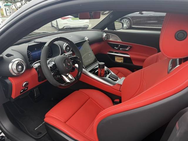 빨간색 시트가 돋보이는 AMG GT 55 4매틱+  내부 모습.
