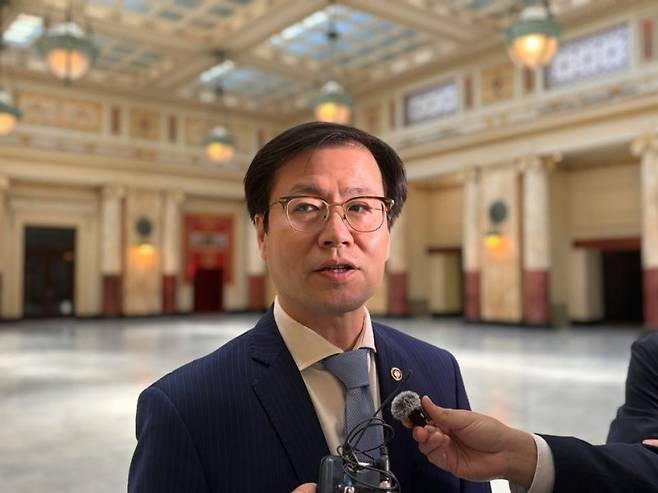 여한구 산업통상자원부 통상교섭본부장이 5일(현지시간) 미국 워싱턴 DC 유니언 스테이션에 도착해 특파원들 질문에 답하고 있다. 뉴시스