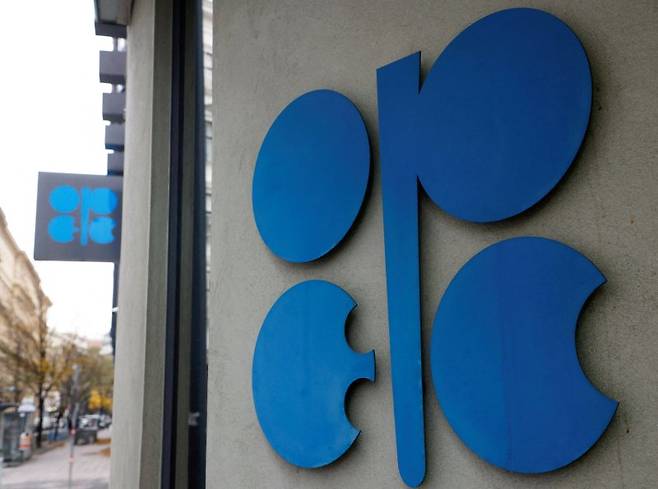사우디아라비아, 러시아 등 석유수출국기구(OPEC) 플러스(+) 8개 산유국이 5일(현지시간) 8월부터는 하루 41만1000배럴이 아닌 54만8000배럴을 증산하기로 합의했다. 사진은 2023년 11월 30일 오스트리아 빈의 OPEC 사무국. 로이터 연합