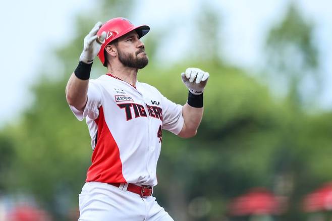 패트릭 위즈덤이 5일 박세웅을 상대로 홈런을 때려내고 홈으로 들어오고 있다.KIA 타이거즈 제공