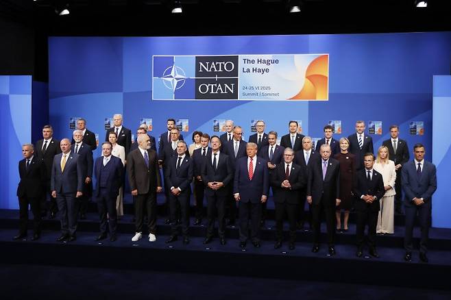 나토 32개국 동맹 정상들이 지난달 25일(현지 시간) 헤이그 정상회의 총회 직전 단체사진을 촬영하고 있다. 도널드 트럼프 미국 대통령이 뤼터 사무총장, 스타머 영국총리 및 에르도안 튀르키예 대통령과 앞줄 중앙에 나란히 서있다. 전날 만찬후 기념촬영 때 보이던 젤렌스키 우크라 대통령과 네덜란드 국왕부처가 빠졌다. AP·뉴시스