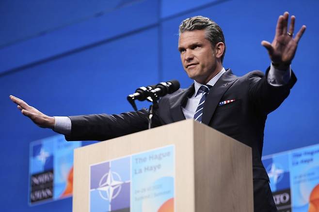 피트 헤그세스 미국 국방장관이 지난달 25일(현지 시간) 네덜란드 헤이그에서 북대서양조약기구(나토) 정상회의 이후 열린 기자회견에 참석해 발언하고 있다. 헤그세스 장관은 26일 국방부에서 군 장병들과 함께 기자회견을 열고, 이란에 대한 공습 성과가 과장됐다는 의혹을 해소할 예정이다. AP·뉴시스