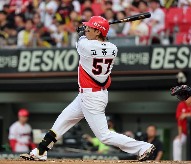 7월 5일 롯데전에서 선두타자 초구 홈런을 때려내는 고종욱. 뉴시스