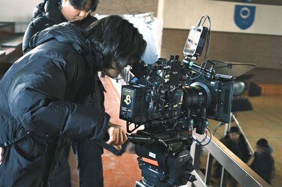 촬영감독 이석준씨가 촬영 세팅 중인 모습이다. 세팅을 돕고 있는 촬영팀원도 함께 찍혔다. 본인 제공