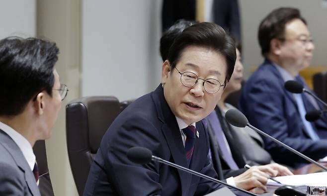 이재명 대통령이 5일 서울 용산 대통령실 청사에서 열린 국무회의에서 김민석 국무총리를 환영하는 인사말을 하고 있다. 연합뉴스