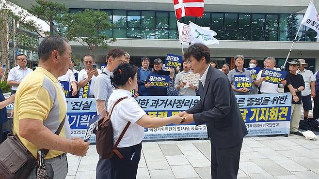 국가폭력피해범국민연대 회원들이 1일 오전 서울 종로구 국정기획위원회 앞에서 3기 진실화해위의 올바른 출범 등 국가폭력 피해자 입장 전달 기자회견을 한 뒤 국정기획위 관계자에게 서한을 전달하고 있다. 국가폭력피해범국민연대 제공
