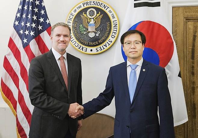 여한구 산업통상자원부 통상교섭본부장이 5일(현지시각) 미국 워싱턴 DC 미국무역대표부(USTR)에서 제이미슨 그리어 미국 무역대표부 대표와 기념 촬영하고 있다. 산업통상자원부 제공.