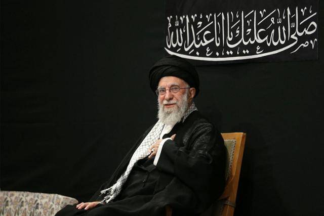 5일 이란 테헤란 모스크에서 열린 종교행사에 참석한 아야톨라 알리 하메네이 이란 최고지도자. 테헤란=AFP 연합뉴스