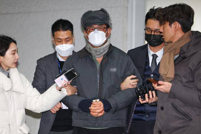 12·3 불법 비상계엄 기획에 관여한 혐의로 구속된 노상원 전 국군정보사령관이 지난해 12월 24일 오전 은평구 서울서부경찰서에서 검찰로 송치되고 있다. 연합뉴스