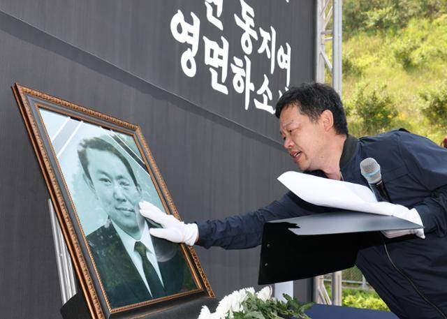지난달 18일 충남 태안군 한국서부발전 태안발전본부에서 열린 고(故) 김충현 노동자 연결식에서 고인의 친구가 영정사진을 어루만지며 슬퍼하고 있다. 뉴스1
