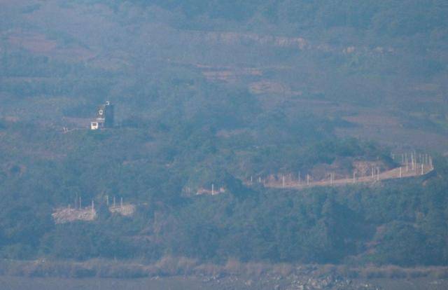지난해 10월 경기 파주시 오두산 전망대에서 바라본 북한 개풍군 북한군 초소 일대. 최주연 기자