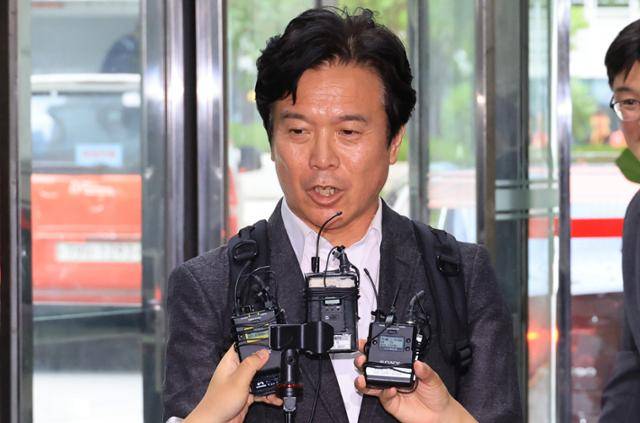 김영훈 고용노동부 장관 후보자가 지난달 24일 인사청문회 준비 사무실이 위치한 서울 중구 서울지방고용노동청으로 들어서며 기자의 질문에 답하고 있다. 연합뉴스