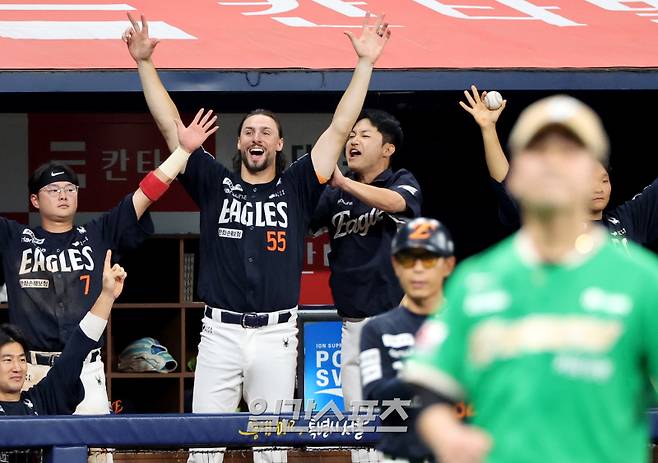 6일 오후 서울 고척스카이돔에서 열린 2025 KBO리그 프로야구 키움히어로즈와 한화이글스의 경기. 7회초 1사 1,2루 리베라토가 스리런홈런을 치자 더그아웃의 와이스가 두 팔을 번쩍 들며 기뻐하고 있다. 고척=김민규 기자 mgkim1@edaily.co.kr /2025.07.06/