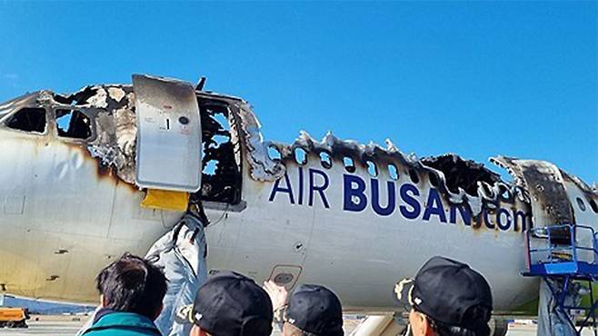 김해공항 에어부산 항공기 화재 현장 연합뉴스 자료사진/부산시 제공]