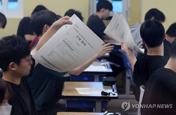 재수생들이 2026학년도 대학수학능력시험 6월 평가원 모의고사 시행일인 지난 6월 4일 서울 양천구 종로학원 고사실에서 시험지를 배부받고 있다. [사진=연합뉴스]
