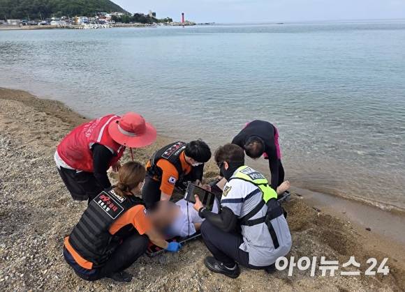 6일 오후 3시 55분경 영일만파출소와 119 구조대가 호흡은 있으나 의식이 없는 C씨를 신속히 구조하고 응급처치를 하고 있다. [사진=포항해경]