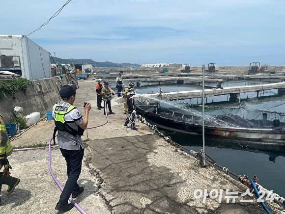 6일 낮 12시 28분경 구룡포파출소와 119 구조대가 현장에 출동해, 무인 상태였던 B호(1톤급, 바다식 양식어업용) 선박의 화재를 진압하고 있다. [사진=포항해경]