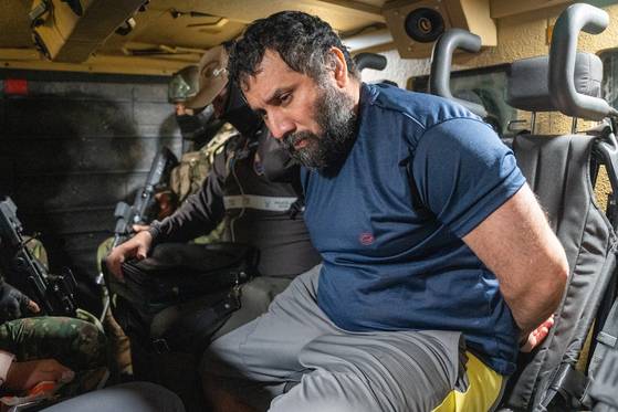 지난 6월 25일(현지시간) 에콰도르 마약왕 호세 아돌프 마시아스 빌라마르, 일명 '피토'가 자택에서 체포된 후 이송되고 있다. EPA=연합뉴스