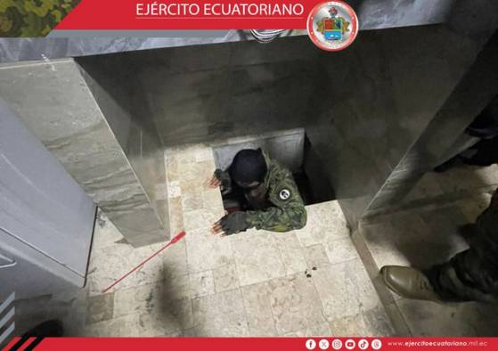 빌라마르 자택 내부 비밀통로로 연결된 지하벙커에 군인이 진입하는 모습. 에콰도르군 홈페이지 캡처
