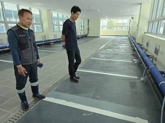 자갈치아지매시장 상인회를 맡고 있는 정재우 회장(좌)과 유재인 회장(우)이 시설 개선 사항에 대해 말하고 있다. 사진 이은지 기자