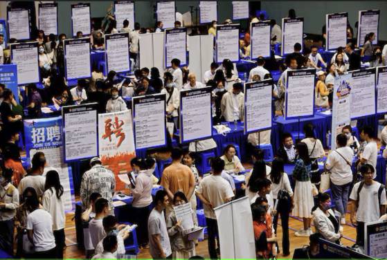 올여름 중국에선 1200만 명이 넘는 대학 졸업생이 구직 전쟁에 나선다. [AFP=연합뉴스]