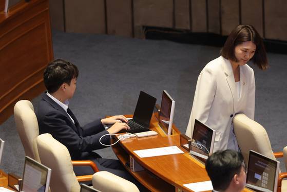 비례대표 의원직을 승계한 진보당 손솔 의원이 27일 국회 본회의에서 인사말을 통해 이준삭 개혁신당 의원 제명을 요구한 뒤 자리로 향하고 있다. 왼쪽은 이준석 의원. 연합뉴스