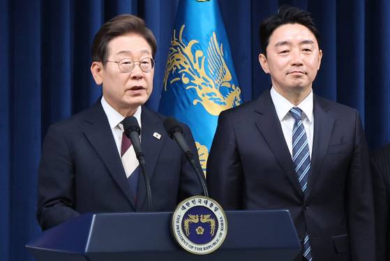 이재명 대통령이 서울 용산 대통령실 청사에서 열린 인사브리핑에서 새 정부 첫 인사 발표를 하고 있다. 오른쪽은 강훈식 비서실장. 대통령실사진기자단