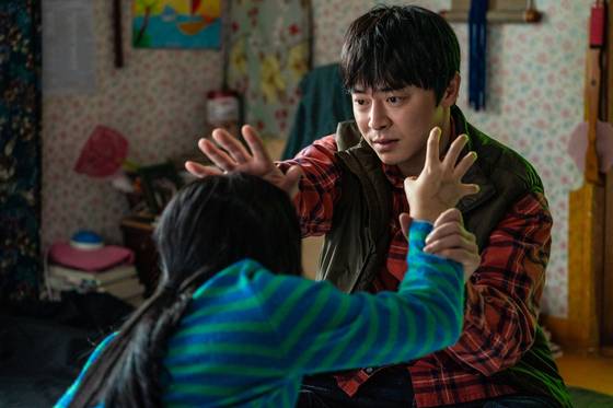 영화 '좀비딸'의 한 장면. 좀비가 된 딸을 조련하는 딸바보 아빠(조정석)의 고군분투를 그렸다. 사진 NEW